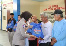 Kapolres Sragen Bagikan 200 Paket Sembako untuk Warga dan Tukang Becak