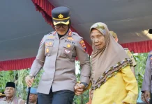 Kado Bahagia HUT Bhayangkara, Mbah Lampi Dituntun Kapolres Sragen Masuk Rumah Baru
