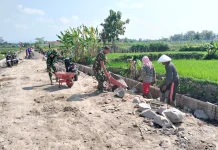 Cegah Longsor, Koramil 11 Karangnongko dan Warga Bangun Talud