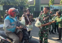 Kodim 0735/Surakarta Bersama POLRI dan FKPPI Berbagi Sayuran Kepada Masyarakat