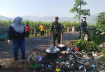 Bersihkan Jalur Gantiwarno, TNI dan Forkopimcam Pasang Jaring Sampah