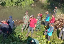 Mitigasi Banjir, Koramil Trucuk Bersihkan Sungai Kuning Klaten