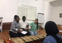 Mahasiswa Asing Program BIPA Kunjungi Lab Karawitan PGSD FKIP UMS, Belajar Gamelan