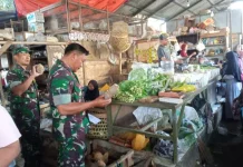 Pastikan Harga Stabil, Babinsa Bayat Cek Lapak Pasar