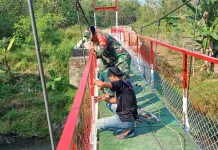 TNI dan Warga Kebut Pasang Kawat Jembatan Gantung Garuda Trucuk Klaten