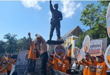 Ketetapan Harga Anjlok, Peternak Solo Raya Gelar Aksi Mandi Telur di Gladak