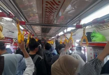 Naik KRL,  Berdiri Tetap Asyik dan Happy