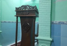 Mimbar Khotbah Berukiran Klasik, Memancarkan Kemegahan dan Keanggunan