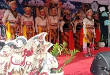 Guru Berbusana Wayang Orang Sambut Siswa Baru di SMK Citra Medika Sragen