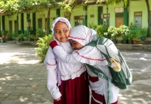 Ketulusan Anak dalam Pelukan