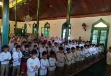 SD Muhammadiyah 1 Solo Ajarkan Murid Tertib Salat Berjamaah