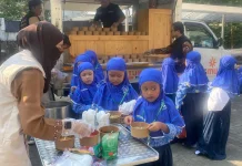 Lazismu Bagikan BaksoMu Gratis di MPLS SD Muhammadiyah 24 Gajahan
