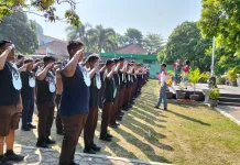 Bentuk Karakter Disiplin, Danramil Kebonarum Latih PBB Siswa SMAN 2 Klaten