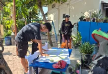 Para Ayah di Joyosuran Antar Anak Sekolah pada Puncak MPLS