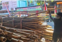 Berkah Agustus, Pedagang Bambu-Bendera di Solo Kebanjiran Pembeli