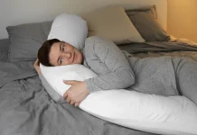 Bukan Sekadar Teman Tidur, Ini Fungsi Utama Guling bagi Kesehatan