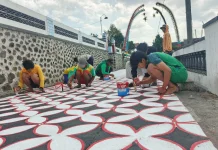 Sambut HUT RI ke-81, Warga Mener Karanganyar Hias Jalan Motif Batik dan Penjor Warna
