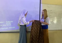 Siswi Finlandia, Amelia Kontio Bagikan Pengalaman Budaya di SMAN 6 Solo