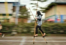 Prinsip Fisika Permainan Egrang Menjaga Keseimbangan dengan Ilmu Pengetahuan