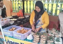 Tradisi Yaa Qowiyyu Jatinom Klaten Berkah Bagi UMKM, Penjualan Apem Laris Manis