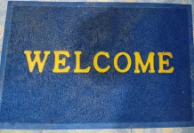 Keset Bertuliskan "Welcome" Simbol Sambutan yang Mendunia
