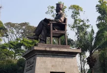 Patung Soekarno Membaca, Ikon yang Menginspirasi Semangat Literasi