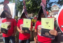 Aksi di Gladag, Peternak Solo Beri Ayam “Pakan” Sertifikat Tanah