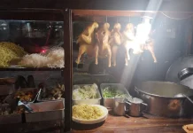 Bukan Sekadar Pajangan, Ayam Digantung pada Gerobak Bakmi?