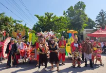 Kirab Sayuk Rukun Kamardikan Kampanyekan Pilah Sampah Warga RW 2 Banyuagung Solo