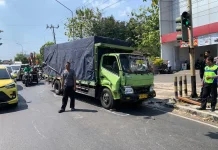 Truk Hino Hantam Dua Motor, Tiga Warga Terluka