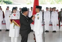Bupati Rober Kukuhkan 76 Paskibraka Karanganyar Pengibaran HUT ke-81 RI