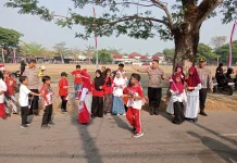 Meriahkan HUT ke-81 RI, Polsek Gondang Sragen Bagikan 100 Bendera Merah Putih