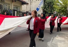 Bentangkan Bendera 100 Meter, Unisri Surakarta Semarakkan HUT RI Ke-81