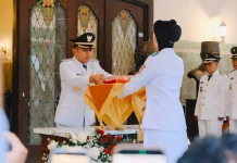 Respati Serahkan Duplikat Bendera Pusaka kepada Paskibraka Surakarta
