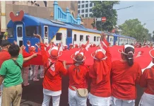 Lansia Solo Rayakan HUT ke-81 RI dengan Bentangkan Bendera Raksasa di Ngarsopuro