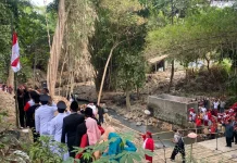 Warga Desa Cepokosawit Gelar Upacara HUT ke-81 Kemerdekaan RI di Tepi Sungai