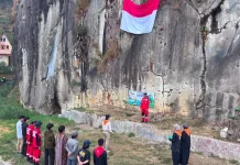Semarak HUT Ke-81 RI, MALIMPA UMS Kibarkan Merah Putih di Tebing Watu Gribik Wonosobo