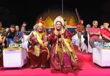 Kenakan Baju Raja Kutai, Bupati Karanganyar Tekankan Pesan Persatuan