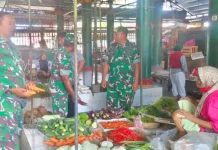 Pantau Harga Sembako, Babinsa Koramil Karangnongko Turun ke Pasar