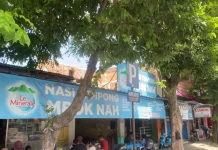 Menikmati Sensasi Pedas Menampar Nasi Tempong Mbok Nah, Kuliner Legendaris