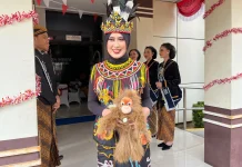 Wawali Astrid Widayani Berbusana Adat Dayak pada Pawai Pembangunan, Ini Pesannya