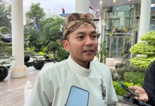 Berbusana Ki Demang pada Pawai Pembangunan, Respati Dorong Kesadaran Sampah