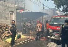 Polresta Surakarta Tangani Kebakaran Rumah Pengrajin Kursi Busa di Pajang Solo