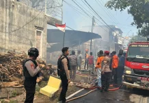 Kebakaran Hebat Melanda Bangunan Kos dan Pengrajin Sofa di Pajang