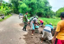 Babinsa dan Warga Gotong Royong Bangun Jalan Pertanian