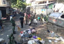 Kodim 0735/Surakarta Gelar Karya Bakti Bersih Sampah di Pasar Nusukan Solo