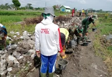 Babinsa Koramil Kebonarum Bantu Bangun Parit Sawah di Gondang