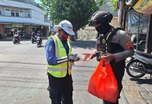 Tim Sparta Polresta Solo Bagikan Ratusan Paket Makanan Jumat Berkah