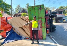 Truk Fuso Terguling Saat Menanjak, Diduga Kelebihan Muatan