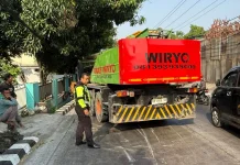 Mobil Crane Diduga Rem Blong Tabrak Empat Motor di Solo